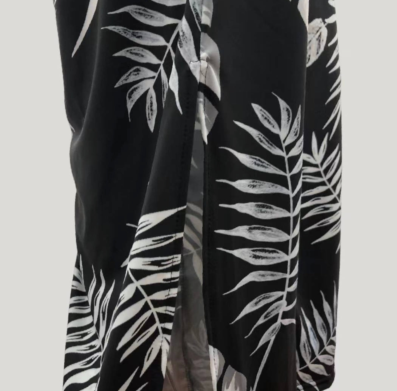 Women’s Tropical Style Leaf Print Halter SleevelessWide-Leg Jumpsuit